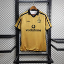 Camisa Manchester United Dupla Face 2001/02 - Umbro Retrô Masculina - Edição Especial 100 anos - Dourada/Branca