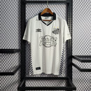 Camisa Santos Edição Charlie Brown 2022/23 - Umbro Torcedor Masculina - Branca/Preta