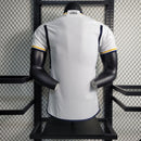 Camisa Pronta Entrega Real Madrid Home 2023/24 - Adidas Jogador Masculina - Branca/Azul + Patchs Champions League