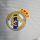 Camisa Pronta Entrega Real Madrid Home 2023/24 - Adidas Jogador Masculina - Branca/Azul + Patchs Champions League