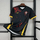 Camisa Seleção Portugal Edição Especial 2026/27 - CR7 Torcedor Masculina - Preta/Vermelha